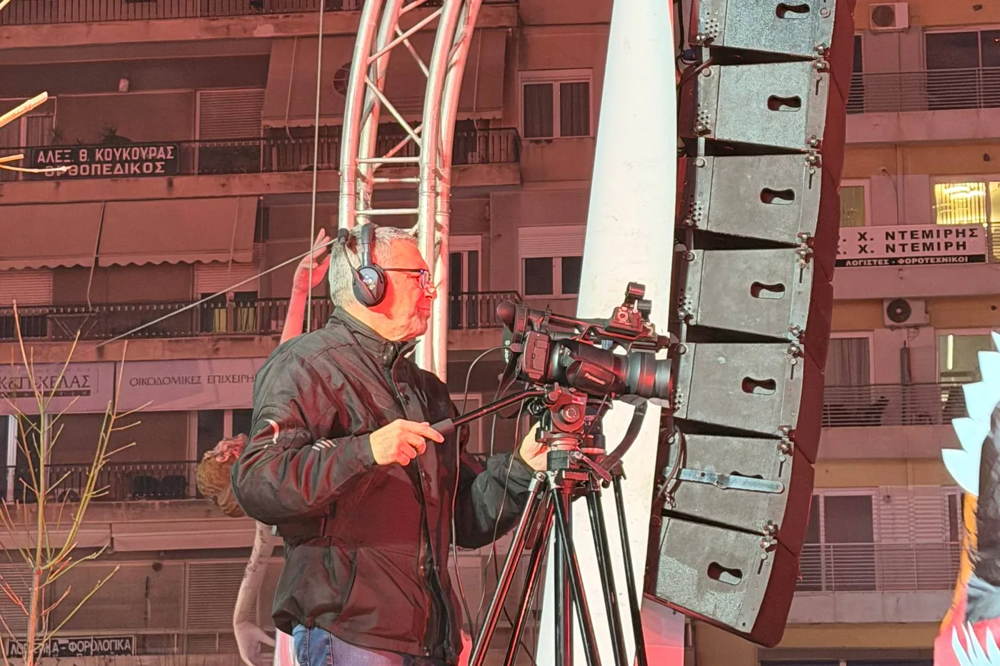 Θέση λήψης δίπλα σε πύργο ηχείων line array