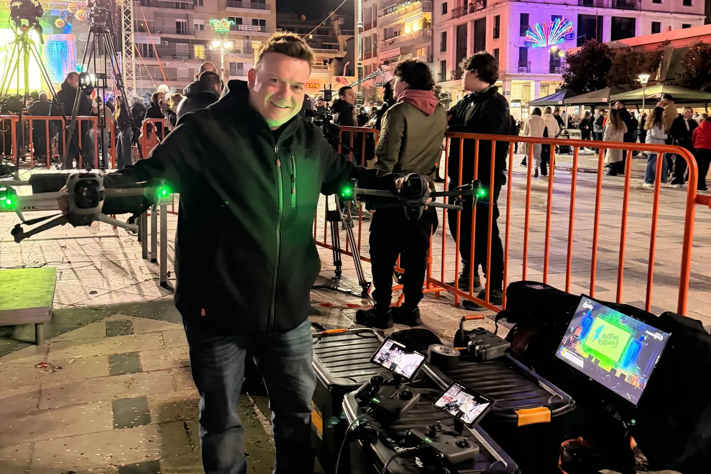 Εξοπλισμός παραγωγής σε εξωτερικό χώρο, νύχτα