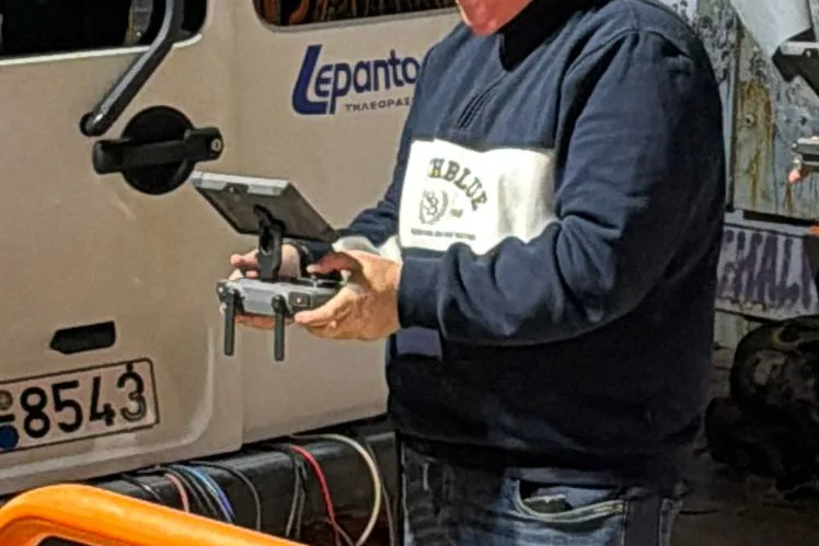 Κινητή μονάδα με δορυφορικό πιάτο