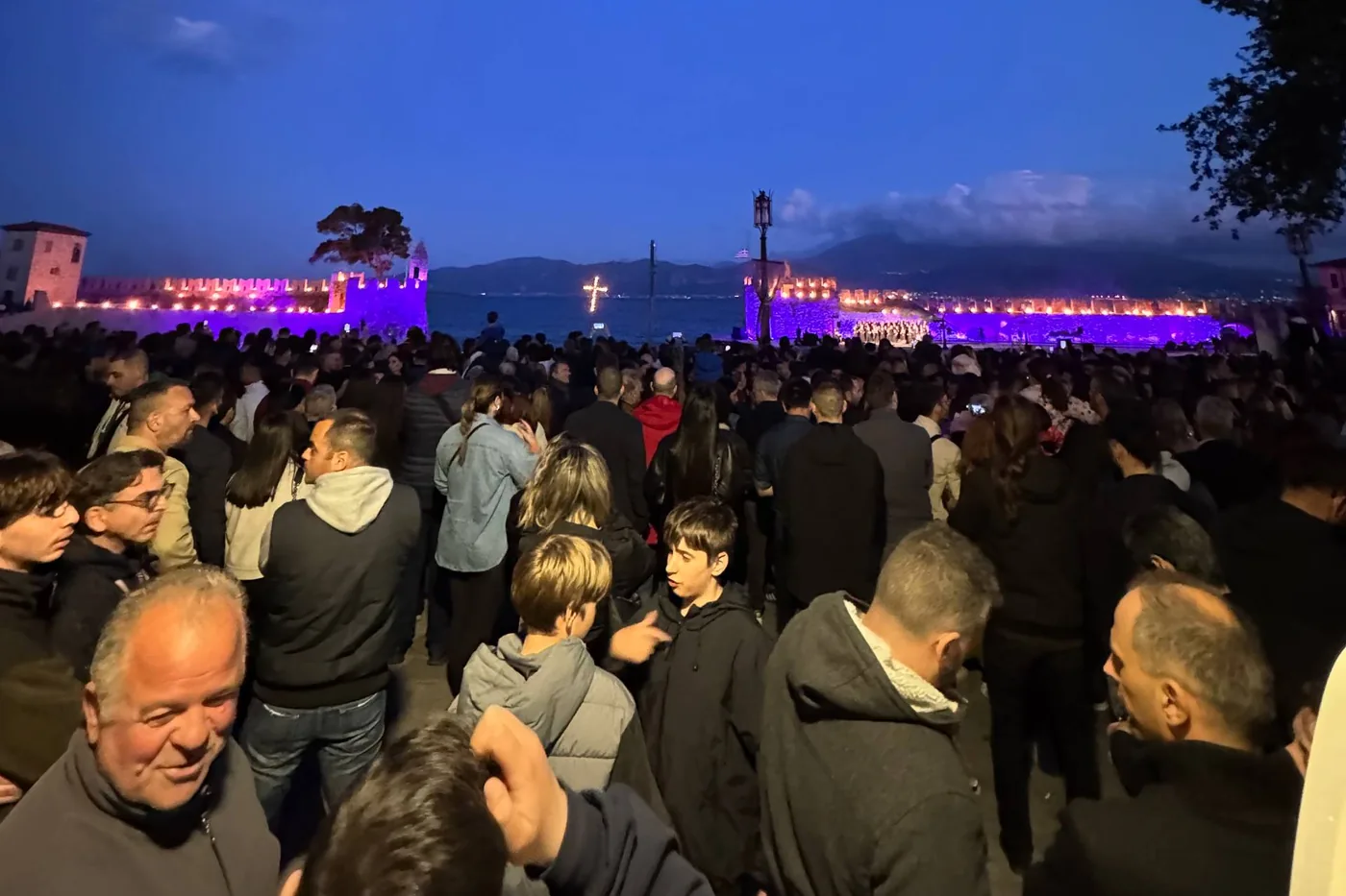 Υπαίθρια βραδινή εκδήλωση με κοινό στην προκυμαία